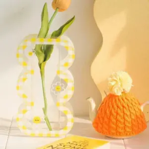 Aesthetic Daisy Acrylic Curvy Vase - 