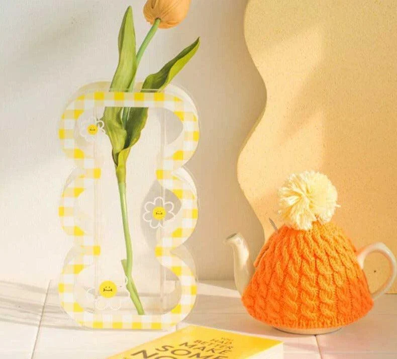 Aesthetic Daisy Acrylic Curvy Vase -