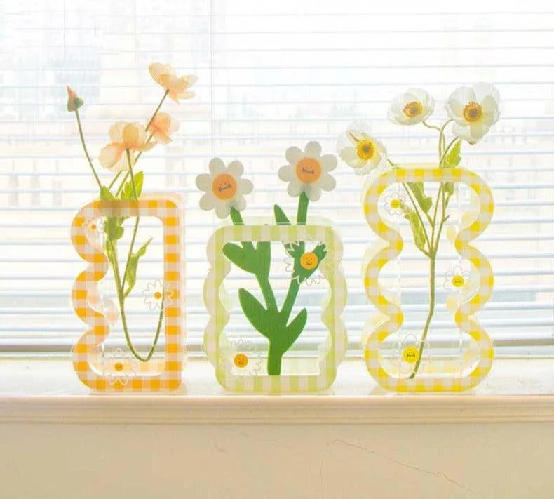 Aesthetic Daisy Acrylic Curvy Vase -