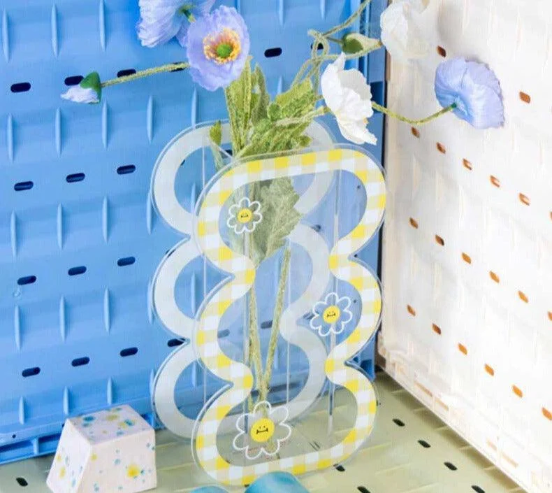 Aesthetic Daisy Acrylic Curvy Vase -