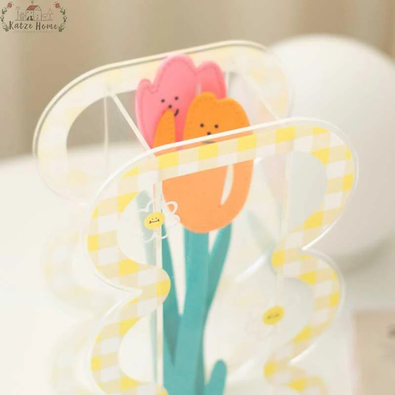 Aesthetic Daisy Acrylic Curvy Vase -