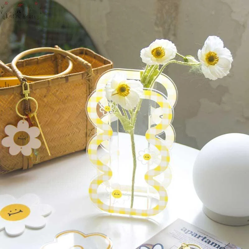 Aesthetic Daisy Acrylic Curvy Vase -