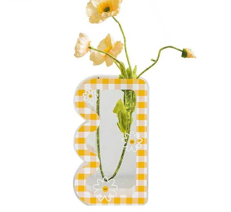 Aesthetic Daisy Acrylic Curvy Vase -