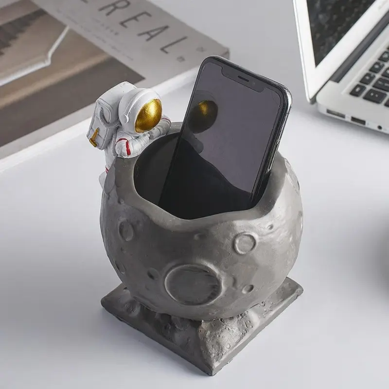 Astronaut Pen Stand tag1