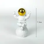 Astronaut_on_Moon_Figurines_-_-_tag1_-4138484 Astronaut on Moon Figurines tag1