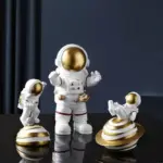 Astronaut_on_Planet_Saturn_-_-_tag1_-4138563 Astronaut on Planet Saturn tag1