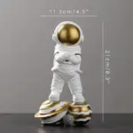 Astronaut_on_Planet_Saturn_-_-_tag1_-4138581 Astronaut on Planet Saturn tag1