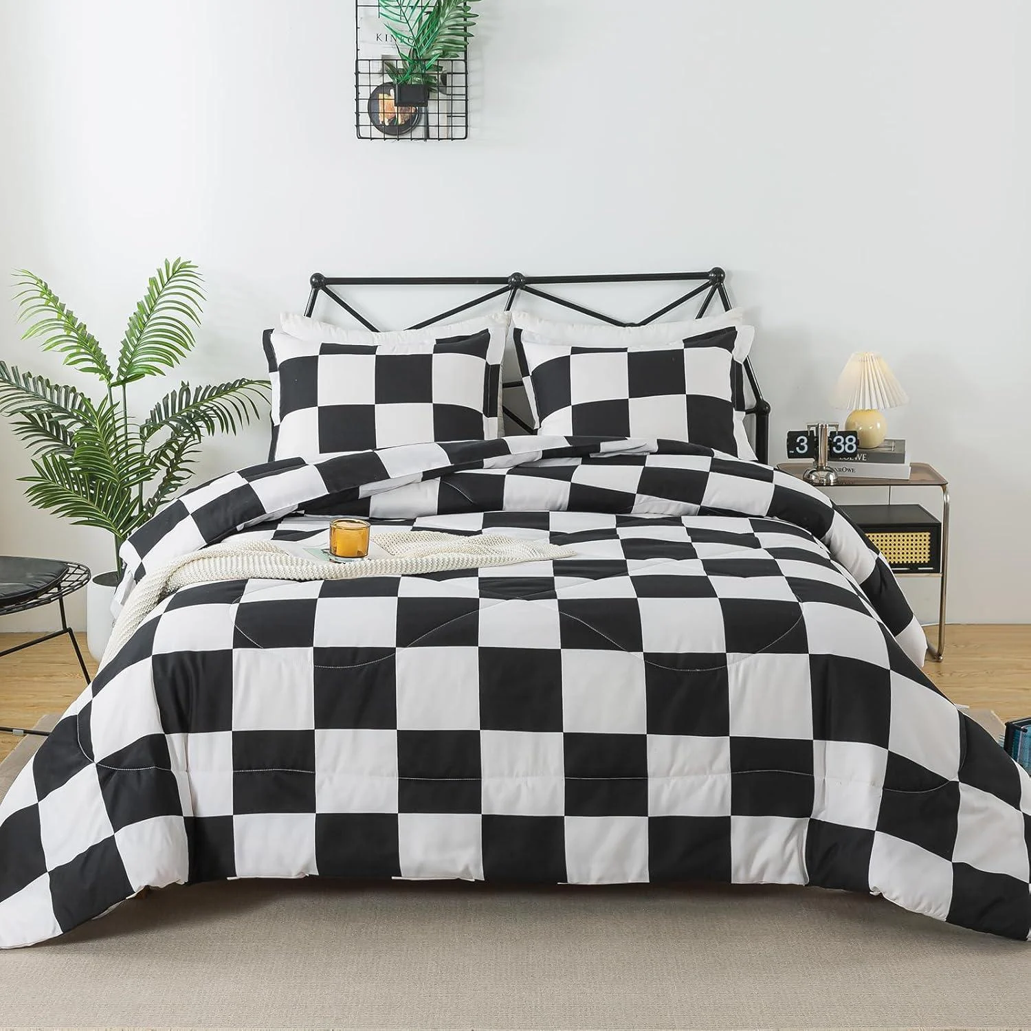 Checkered Charm Bedding Set - Single/Queen Size Ensemble -