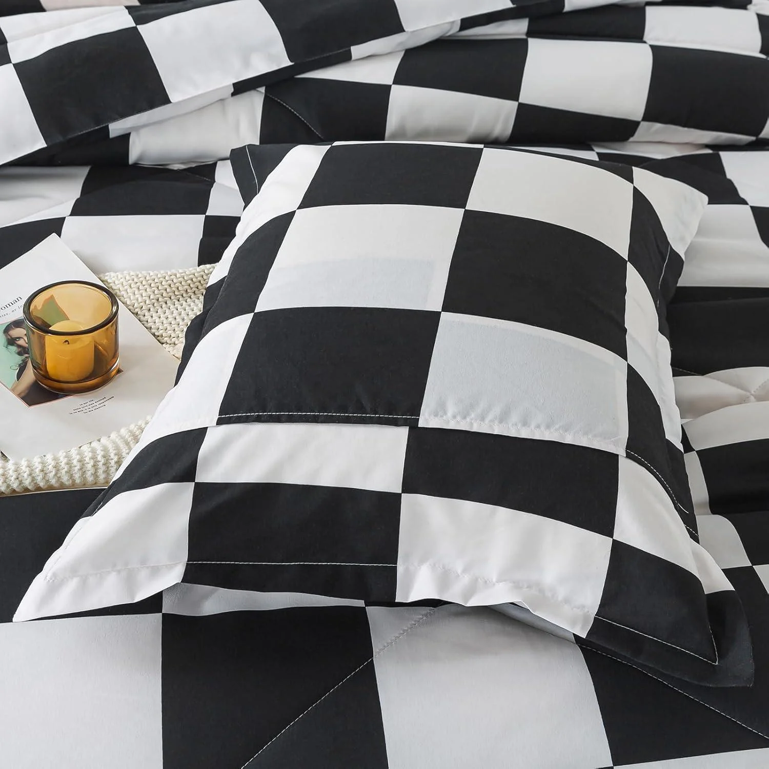 Checkered Charm Bedding Set - Single/Queen Size Ensemble -