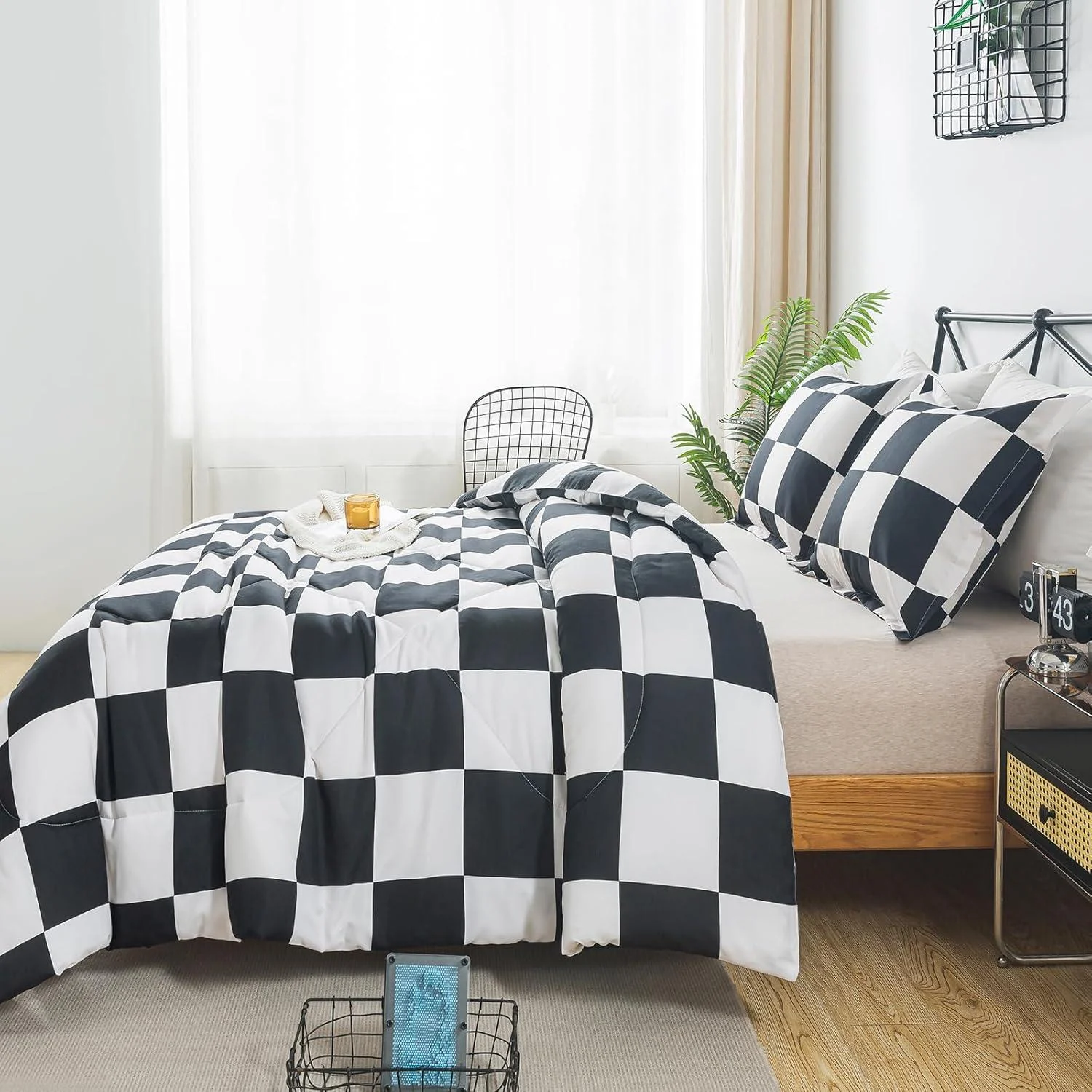Checkered Charm Bedding Set - Single/Queen Size Ensemble -