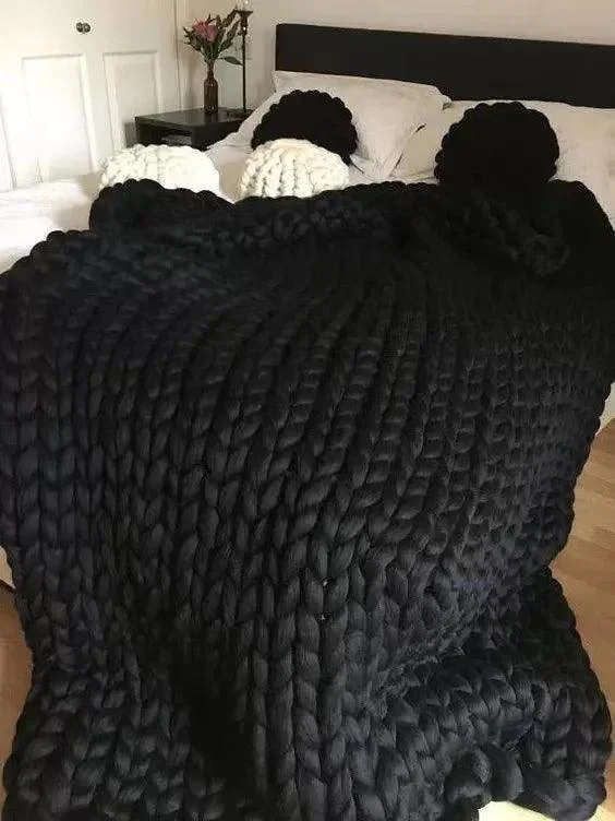 Chunky Knit Blanket: Cozy Wool Throw for Every Space -