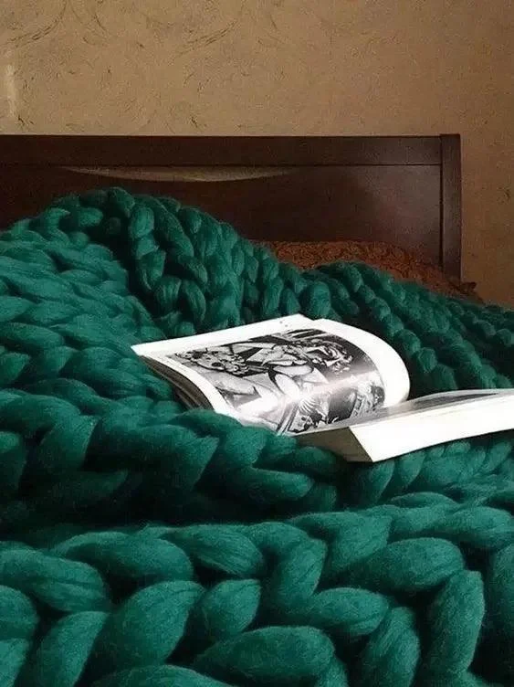 Chunky Knit Blanket: Cozy Wool Throw for Every Space -