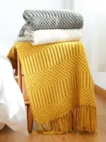 Couverture tricot e 3D avec pompon couleur unie couverture de canap d cor nordique pour la 1d78b3c3 5916 4813 a945 cdfa2e09837c