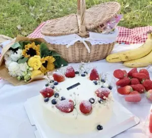 Farmhouse Vintage Wicker Picnic Basket With Lid
