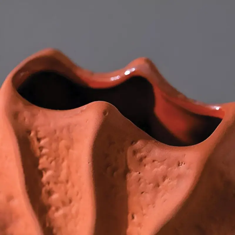 HomoraRustikaleRoteGefalteteKeramikvase3