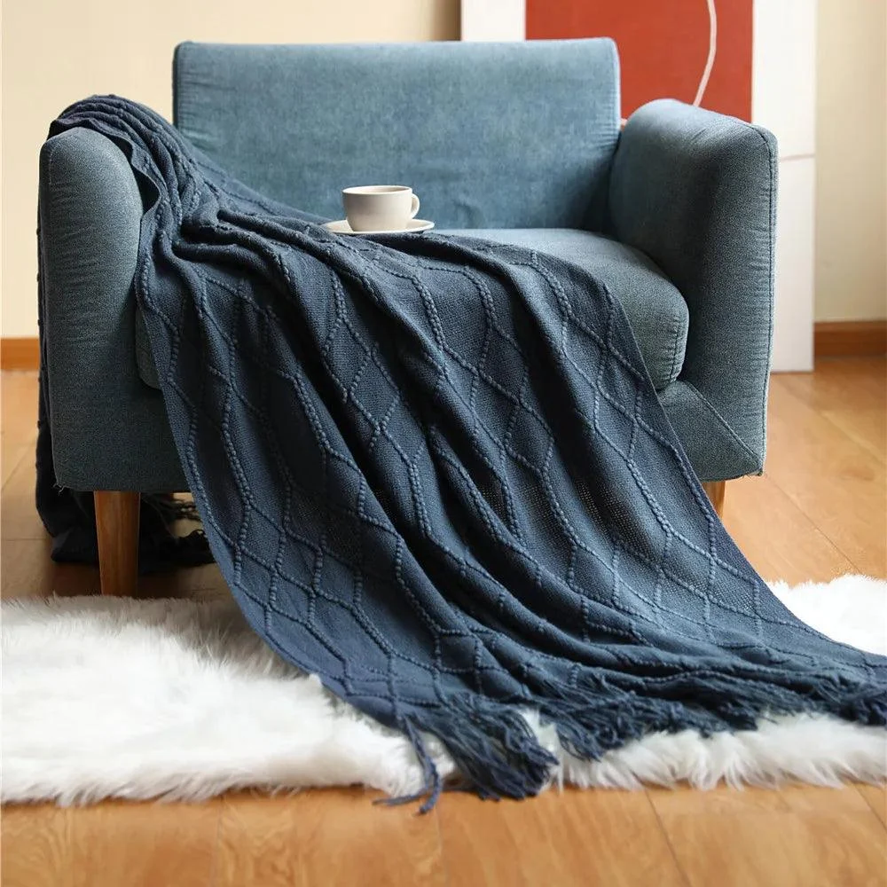 Knitted Waffle Blanket: Nordic Décor Elegance -
