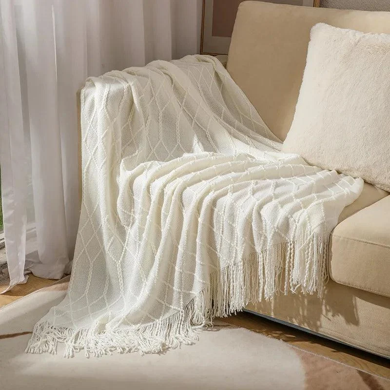 Knitted Waffle Blanket: Nordic Décor Elegance -