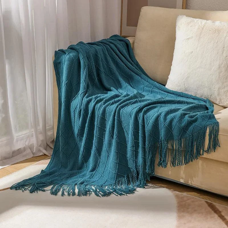 Knitted Waffle Blanket: Nordic Décor Elegance -