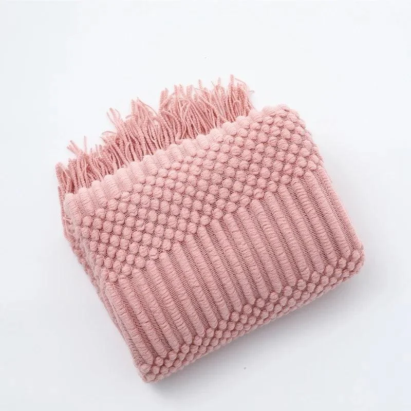 Knitted Waffle Blanket: Nordic Décor Elegance -