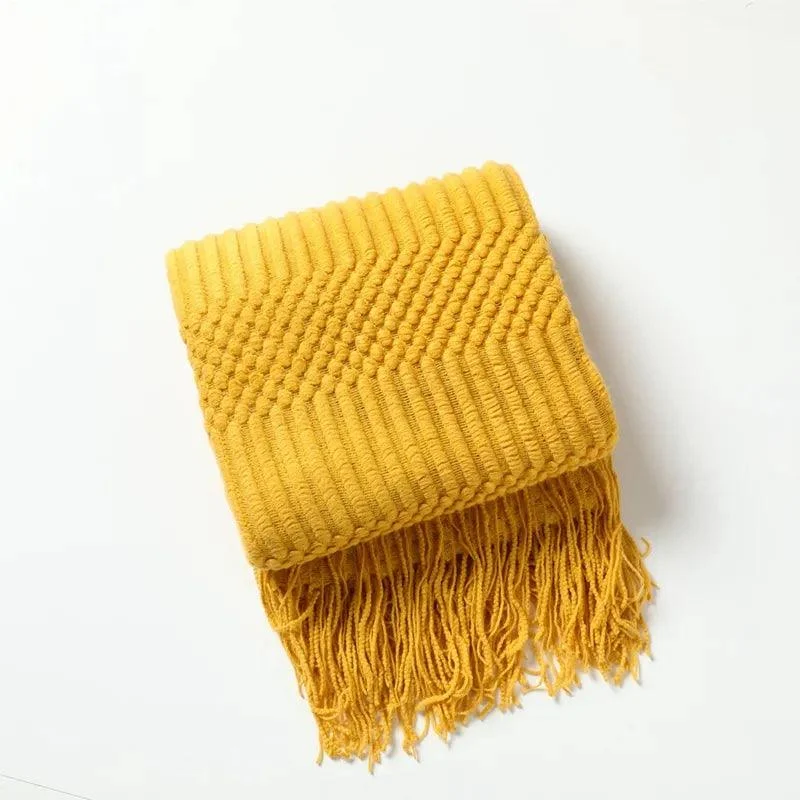 Knitted Waffle Blanket: Nordic Décor Elegance -