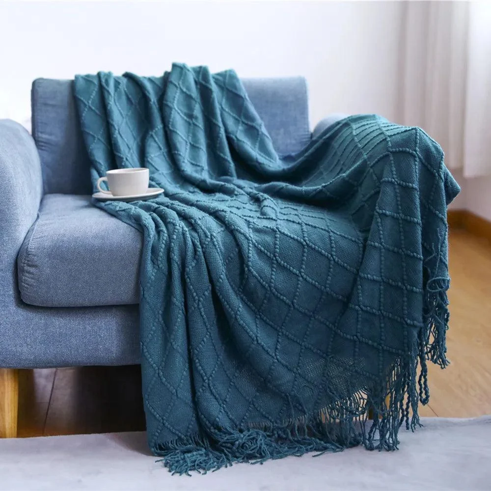 Knitted Waffle Blanket: Nordic Décor Elegance -