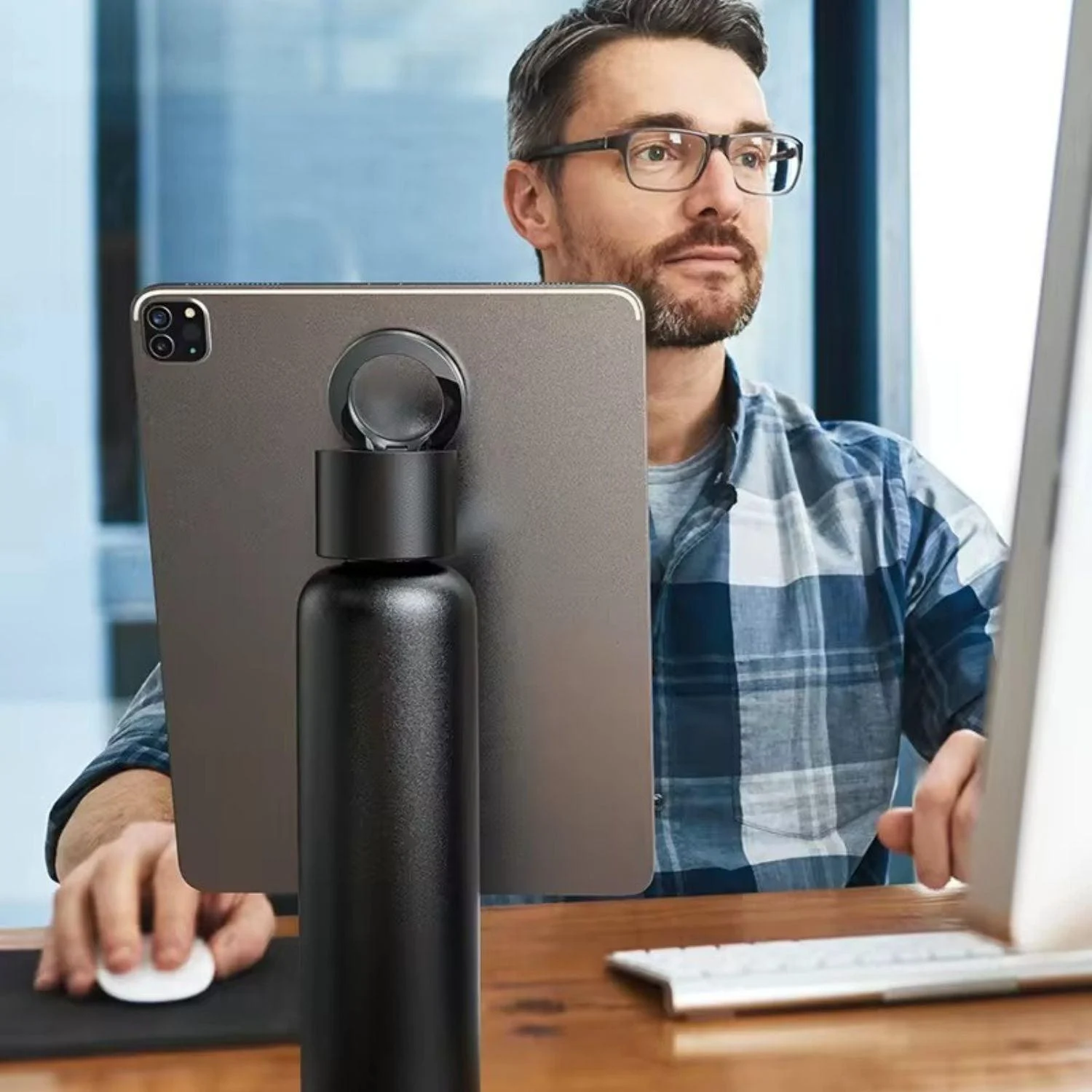 Magnetic Drinking Bottle with Phone Holder - Innovative and Convenient -  - #tag1#