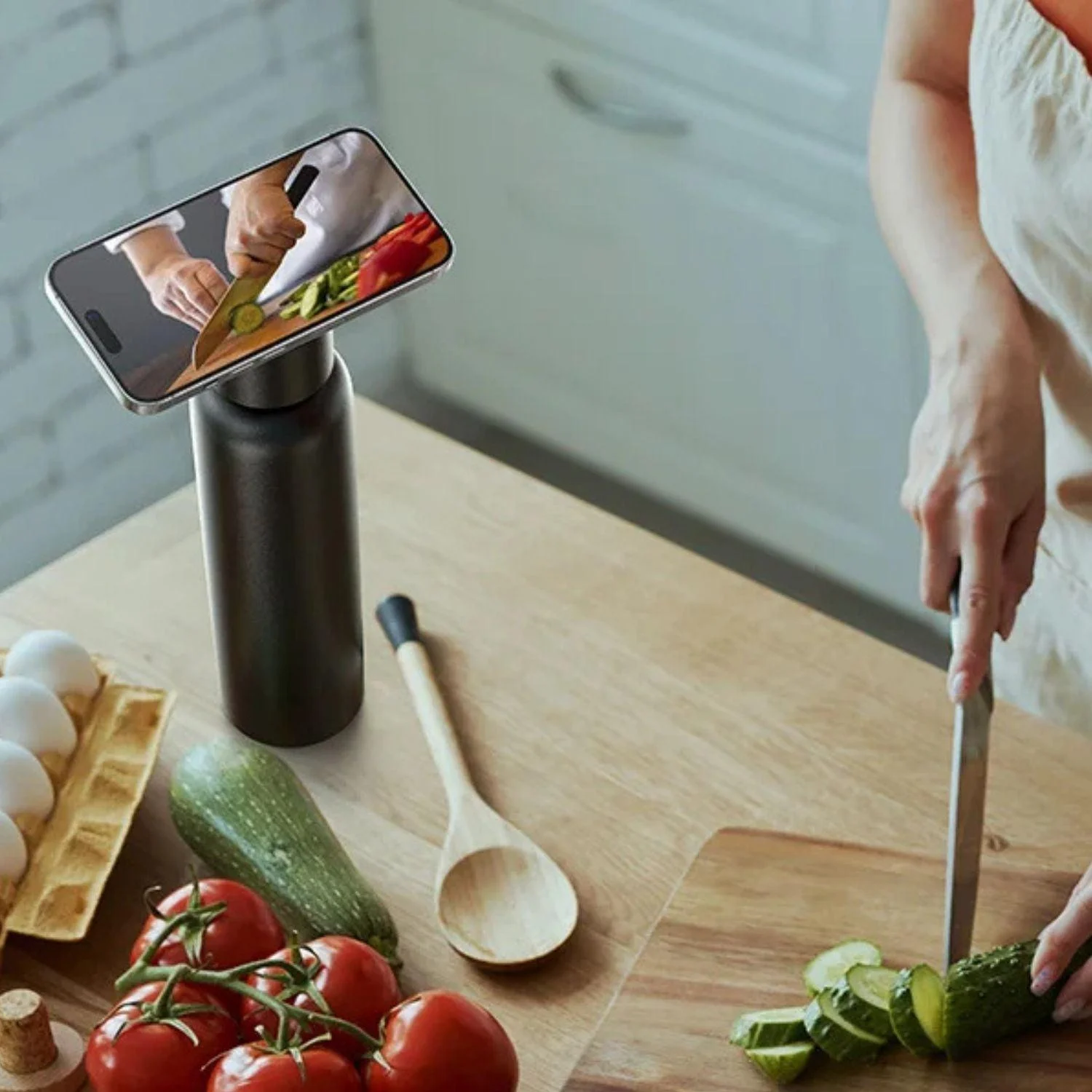 Magnetic Drinking Bottle with Phone Holder - Innovative and Convenient -  - #tag1#