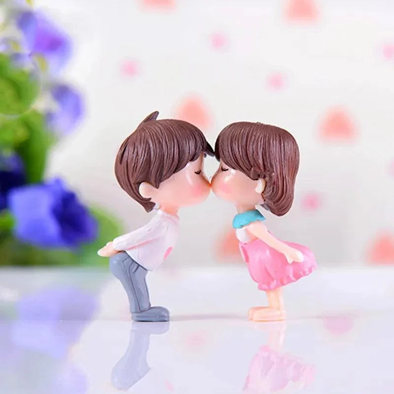 Miniature Lovers Figurines: Charming Wedding Dolls Decor -