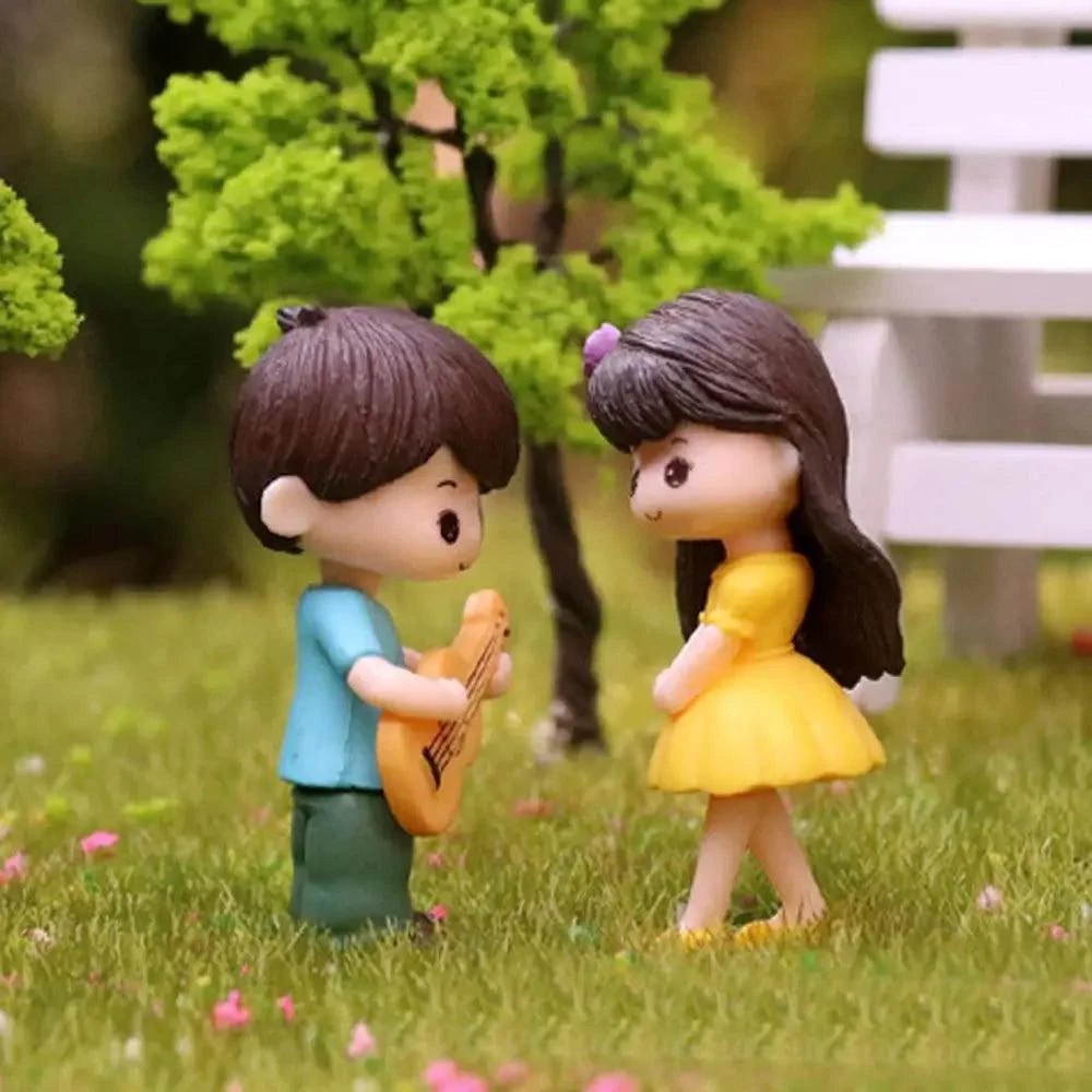 Miniature Lovers Figurines: Charming Wedding Dolls Decor -