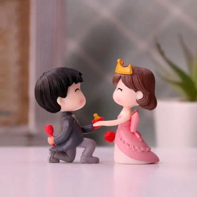 Miniature Lovers Figurines: Charming Wedding Dolls Decor -
