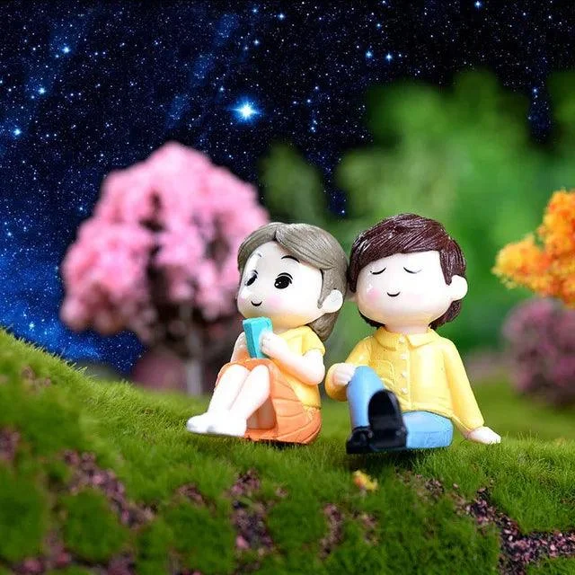 Miniature Lovers Figurines: Charming Wedding Dolls Decor -