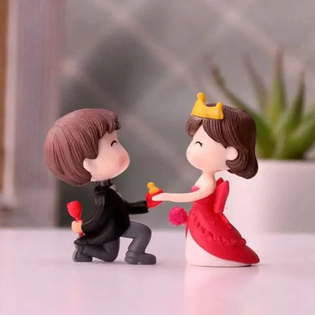 Miniature Lovers Figurines: Charming Wedding Dolls Decor -
