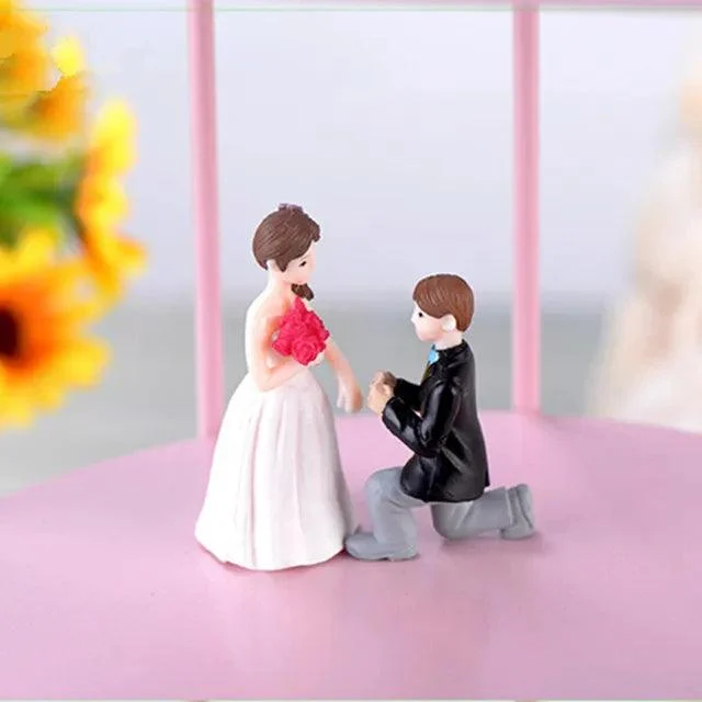 Miniature Lovers Figurines: Charming Wedding Dolls Decor -