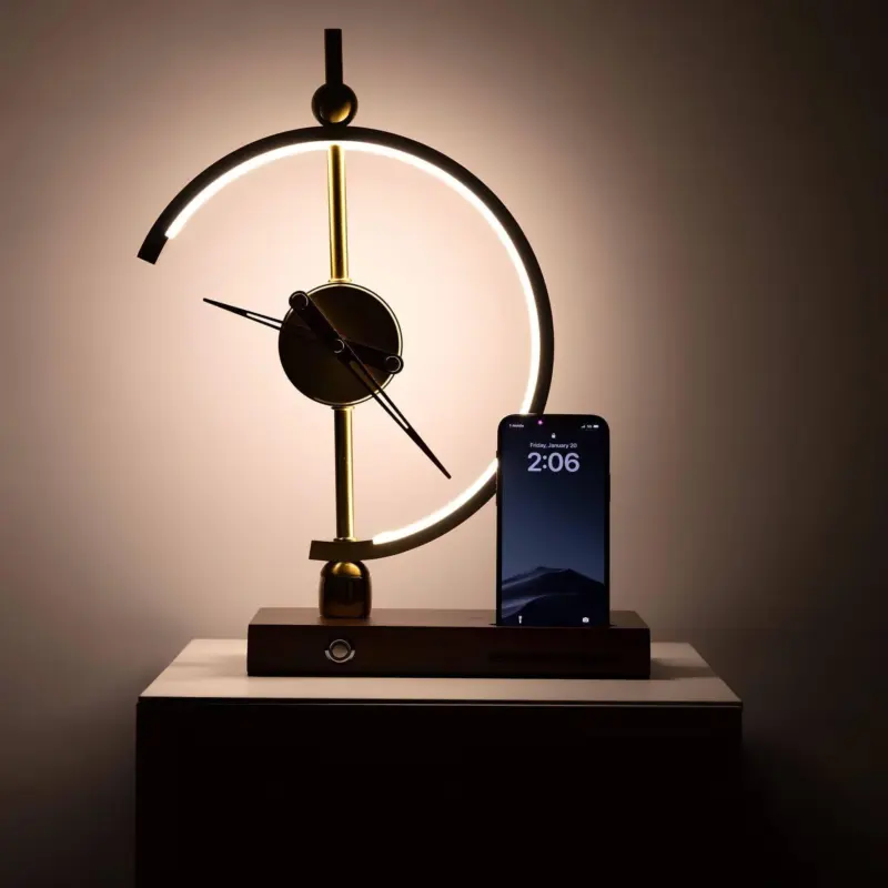 MinimalistischeLED TischlampemitkabelloserLadefunktionundUhr3