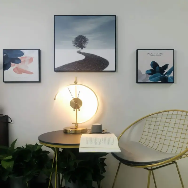 MinimalistischeLED TischlampemitkabelloserLadefunktionundUhr4