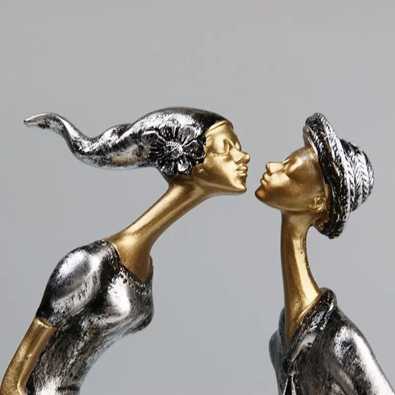 RomanticKissingFigurine Homeko2