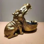 Schattig-Grote-Mond-Nijlpaard-Beeldje-Als-Sleuteldoos-En-Snoepkom-Voor-Huisdecoratie-Kamer-Luxe-Woonkamer-Interieur-Accessoires.jpg_640x640_d7644a19-3cbe-4864-839a-fe975c629754 Schattig Grote Mond Nijlpaard Beeldje Als Sleuteldoos En Snoepkom Voor Huisdecoratie Kamer Luxe Woonkamer Interieur Accessoires.jpg 640x640 d7644a19 3cbe 4864 839a fe975c629754