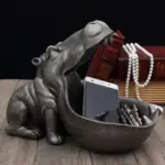 Schattig-Grote-Mond-Nijlpaard-Beeldje-Als-Sleuteldoos-En-Snoepkom-Voor-Huisdecoratie-Kamer-Luxe-Woonkamer-Interieur-Accessoires.jpg_640x640_e41cdc40-a981-495f-b253-2e8babf9f1c6 Schattig Grote Mond Nijlpaard Beeldje Als Sleuteldoos En Snoepkom Voor Huisdecoratie Kamer Luxe Woonkamer Interieur Accessoires.jpg 640x640 e41cdc40 a981 495f b253 2e8babf9f1c6