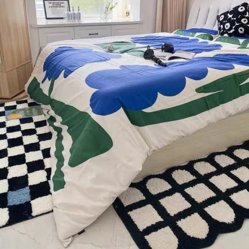Curved checkered mat