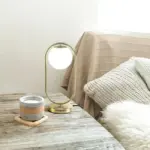 Goldene design tischlampe george milchglas