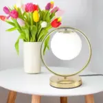 Goldene design tischleuchte mit milchglas gene