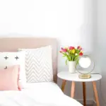 Goldene design tischleuchte mit milchglas gene