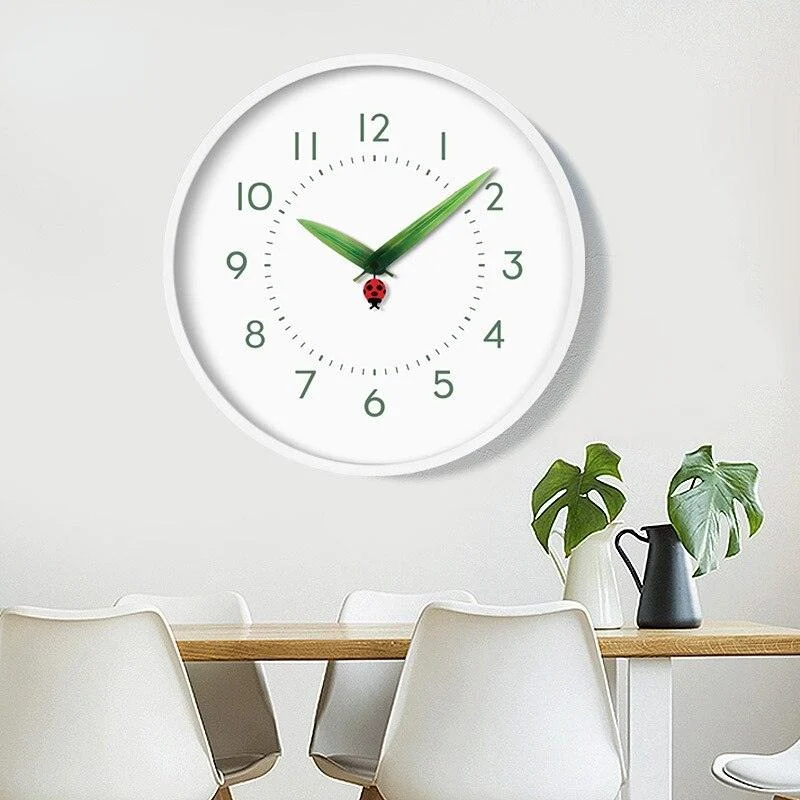 Ksusronde Minimalistische Wandklok Cartoon Leuke Massief Houten Frame Stille Klok Voor Kinderkamer Woonkamer Restaurant Opknoping Horloge