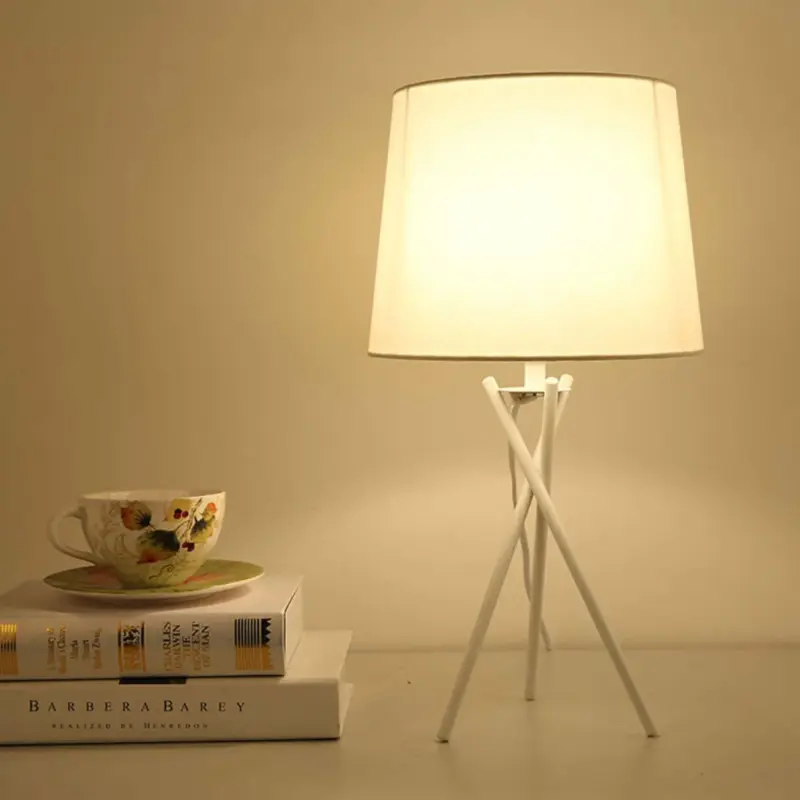 Minimalistische tischlampe mit stoffschirm modern elegant nachtlicht xlumina
