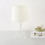 Minimalistische tischlampe mit stoffschirm modern elegant nachtlicht xlumina