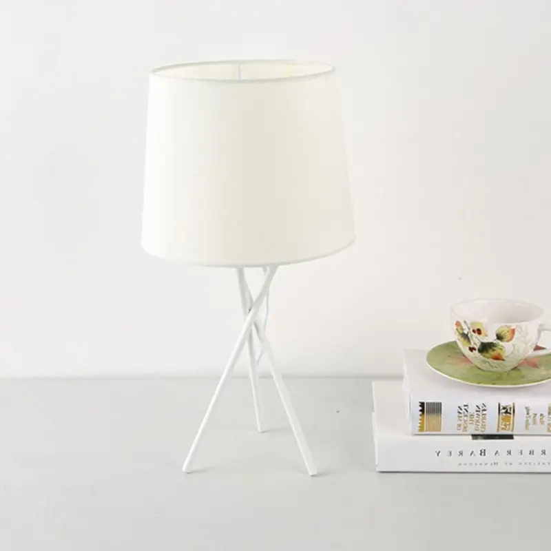 Minimalistische tischlampe mit stoffschirm modern elegant nachtlicht xlumina