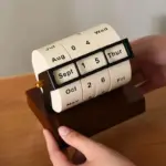 Perpetual wheel desk calendar
