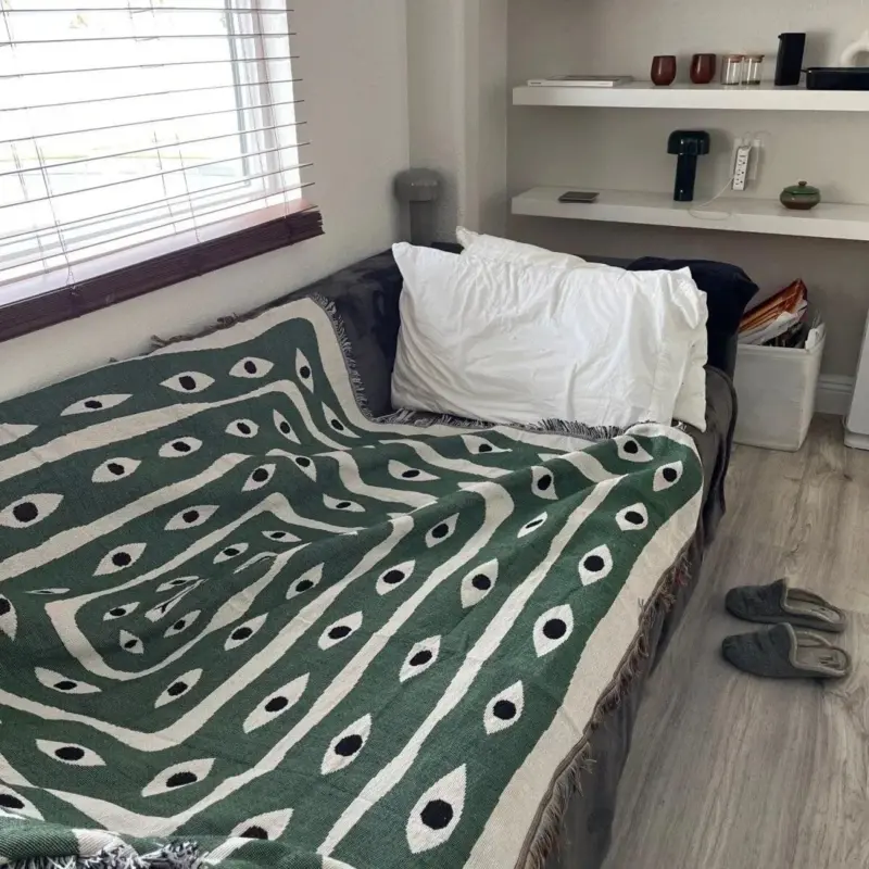 Snake eye design sofa blanket