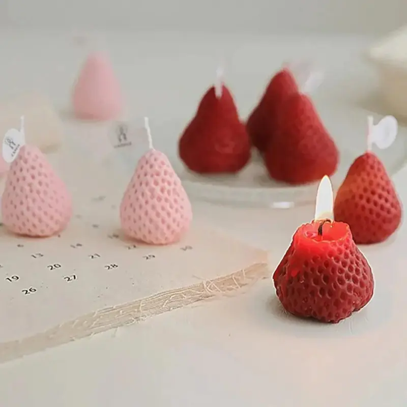 Strawberry scented aromatic candle