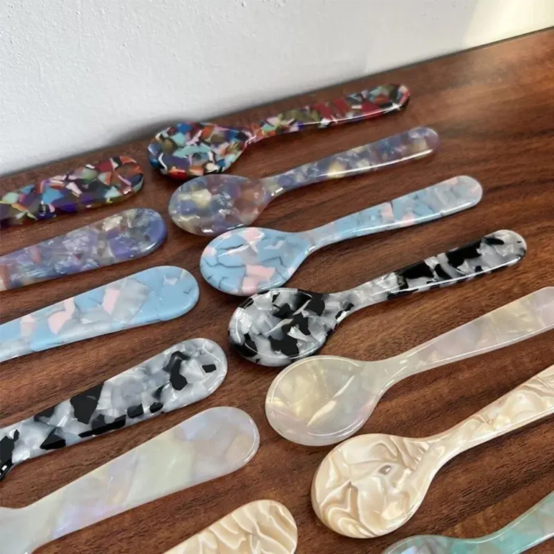 Two piece knife spoon cutlery set